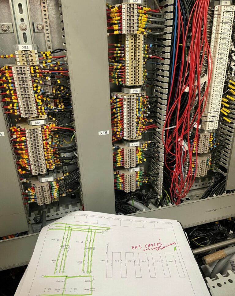 Armoire électrique câblée et schéma annoté